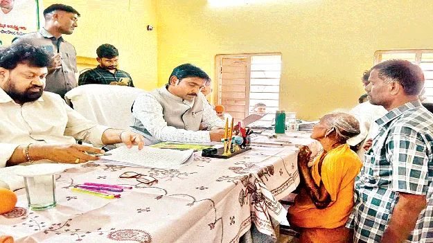 గ్రామస్థాయిలోనే సమస్యల పరిష్కరించాలి