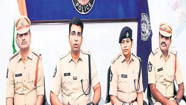 టీచర్‌ పోస్టు ఇప్పిస్తానని మోసం