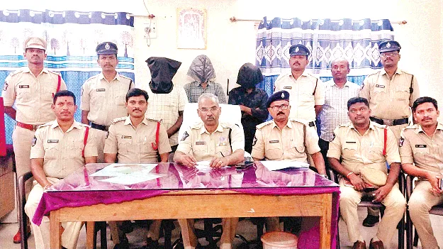 శుభకార్యాలకు సామగ్రి ఇస్తూ.. ఇళ్లకు కన్నం