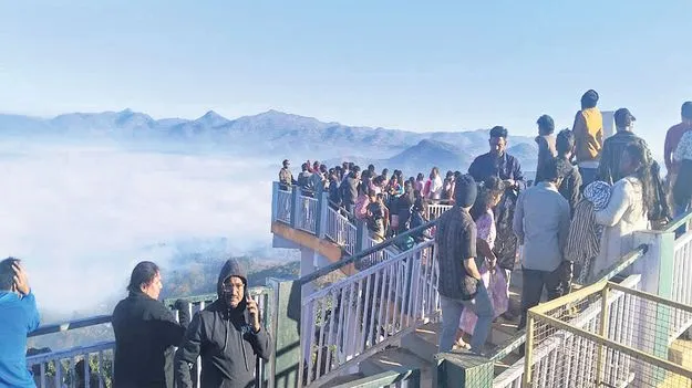 సందర్శకుల సందడి