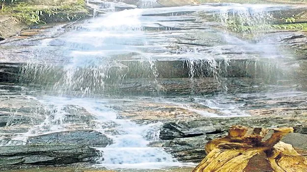 అందాల జలపాతం.. అభివృద్ధి శూన్యం