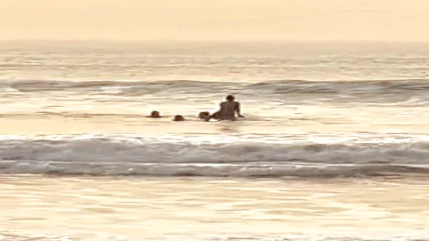 సముద్రంలో తెప్ప బోల్తా.. తప్పిన ప్రమాదం