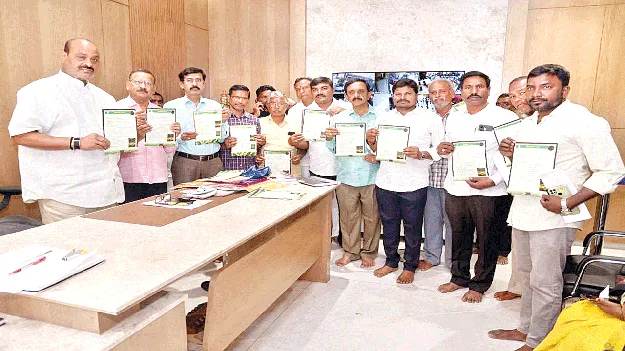 యూరియా తగ్గిస్తే ప్రోత్సాహకం 