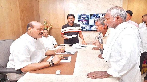 వైసీపీ పాలనపై ప్రశ్నిస్తే కేసులు: అచ్చెన్న 