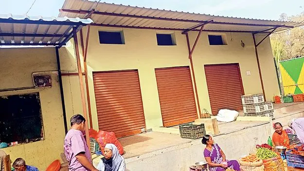 రైతు బజార్‌లో.. దుకాణాల వివాదం