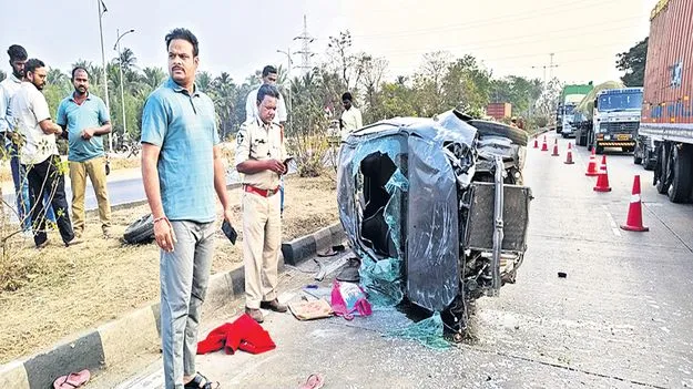టైరు పేలడంతో హైవేపై కారు బోల్తా