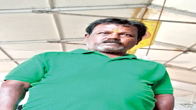 కొబ్బరికాయల విక్రయానికి వెళ్తుండగా...