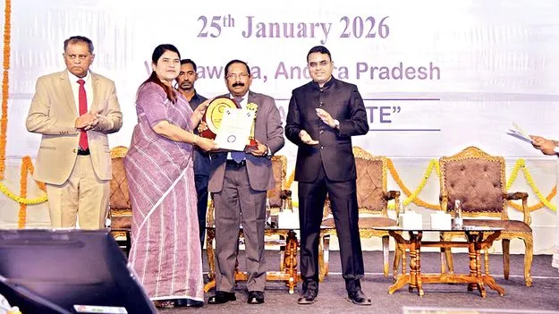 కలెక్టర్‌కు రాష్ట్రస్థాయి గుర్తింపు