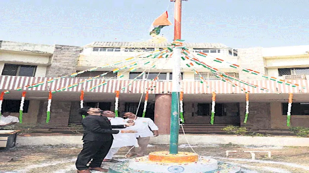 బాధ్యతలను గుర్తెరగాలి