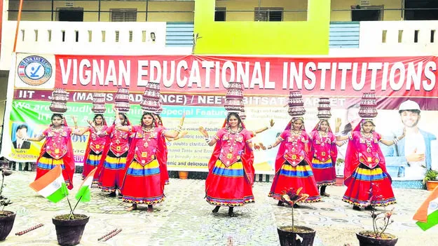 STUDENTS: ఆకట్టుకున్న సాంస్కృతిక కార్యక్రమాలు