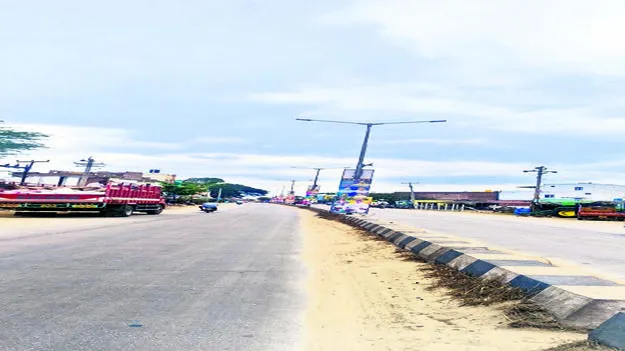 PROBLEMS: ప్రధాన రహదారిపై వెలగని వీధిలైట్లు