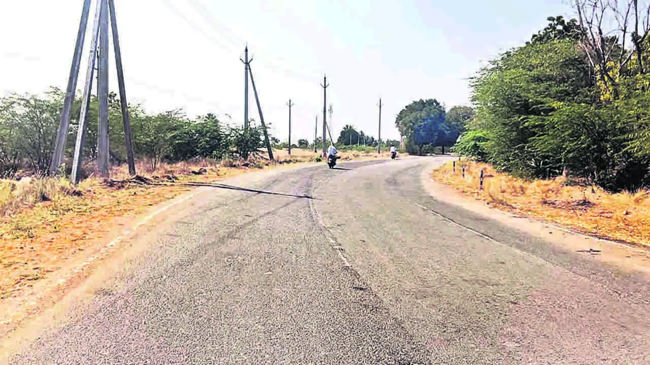 TURNS: ప్రమాదకరంగా మలుపులు 