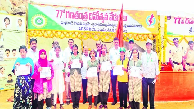 STUDENTS: విజేతలకు బహుమతుల పంపిణీ