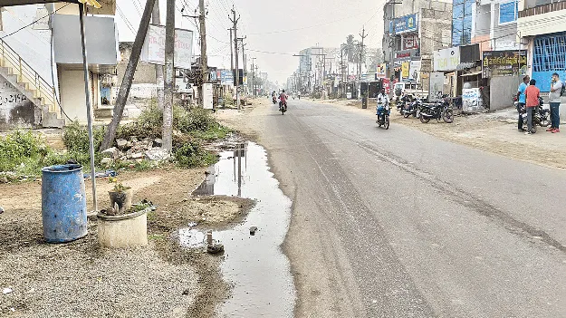 రోడ్డుపైకి మురుగు.. డ్రైనేజీల్లో చెత్త