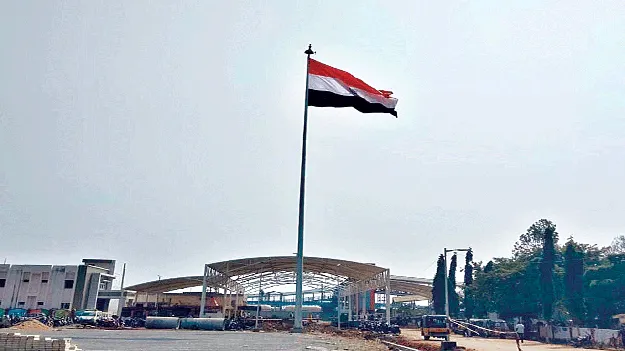  పలాస రైల్వే స్టేషన్‌ వద్ద   వంద అడుగుల ఎత్తులో జెండా ఆవిష్కరణ