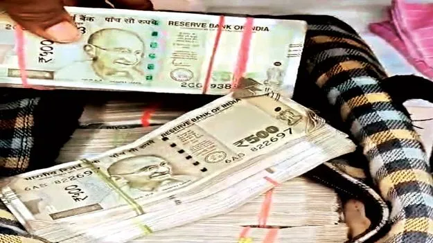 ఆధారాలు లేని డబ్బు స్వాధీనం  