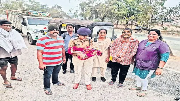 పసికందును ఆటోలో వదిలేసిన తల్లి!