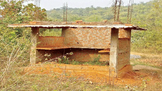 పనులు పూర్తికాక.. ప్రయాణికులకు పాట్లు