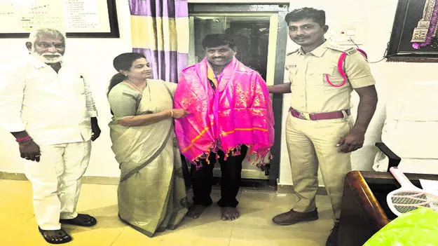 HONESTY: నిజాయతీని చాటుకున్న ఆటో డ్రైవర్‌