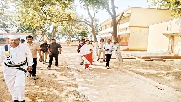 ఆశ్రమ పాఠశాలలో కలెక్టర్‌ తనిఖీలు 