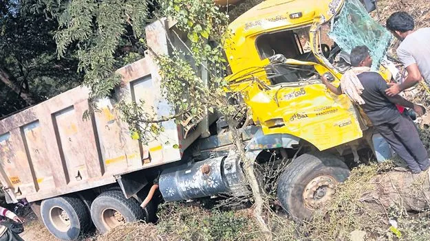 బస్సును ఢీకొన్న లారీ