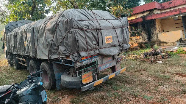 సిమెంటు బస్తాలంటూ ... ఇసుక అక్రమ రవాణా!