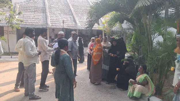 కలెక్టరేట్‌కు క్యూ కడుతున్న అర్జీదారులు