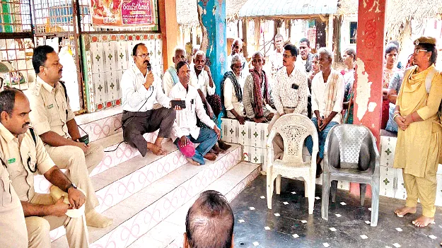 ఎనిమిది ఏనుగుల గుంపు సంచారం