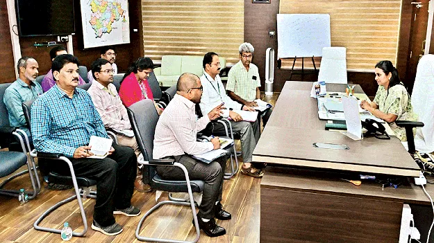 రైతులకు పంట రుణాలు సులువుగా ఇవ్వండి