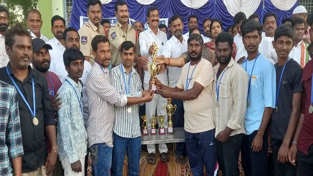 రోడ్డు భద్రత నియమాలు పాటించాలి