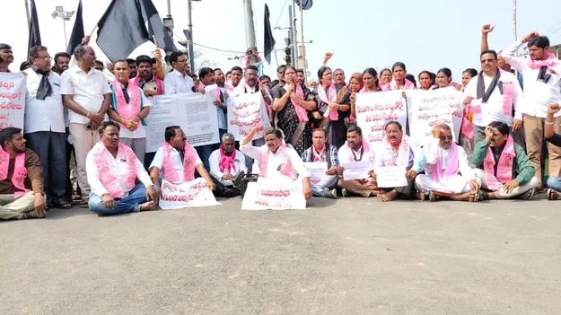 కక్ష సాధింపులకు పాల్పడుతున్న కాంగ్రెస్‌ ప్రభుత్వం