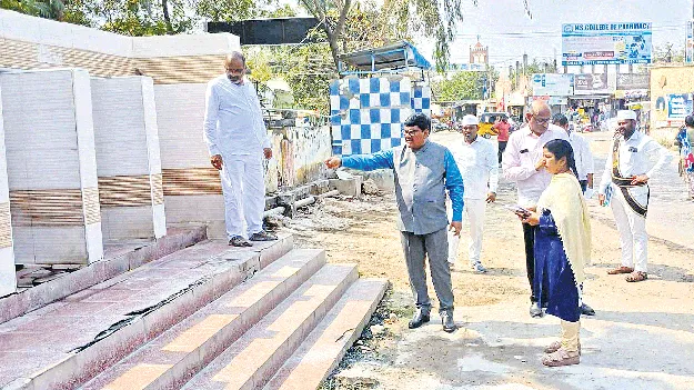 మరుగుదొడ్లకు అధిక రేట్లు వసూలు చేస్తే చర్యలు