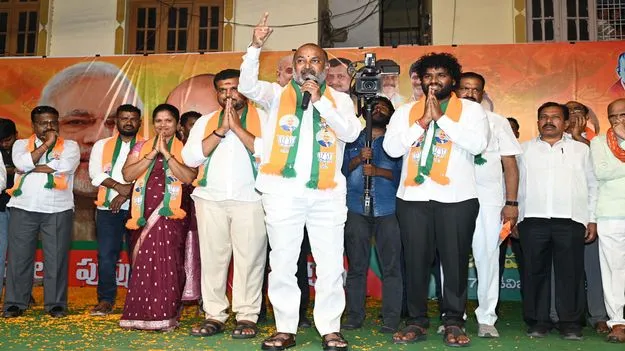  Karimnagar:  మా వాళ్లు గుణవంతులు.. వాళ్లు ధనవంతులు