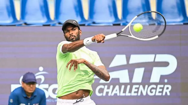 తొలిరోజు చెరో గెలుపు