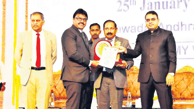 కలెక్టర్‌కు అవార్డు