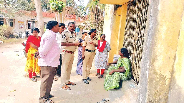  విధుల్లోకి తీసుకోవాలంటూ ఆందోళన 