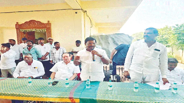 గ్రూపు రాజకీయాలు వీడాలి