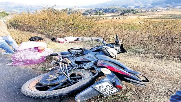 రోడ్డు ప్రమాదంలో యువకుడి మృతి