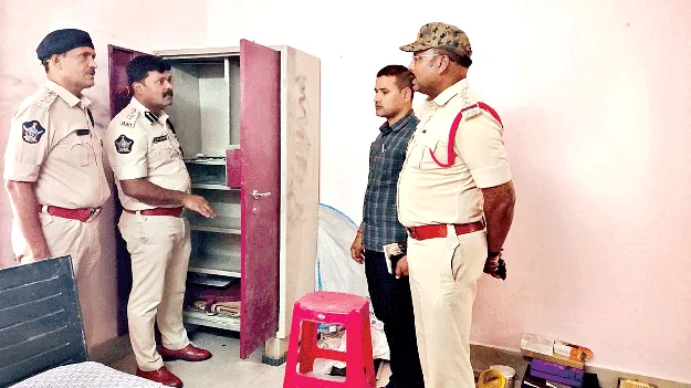 One and a half kg of gold was stolen కేజీన్నర బంగారం చోరీ