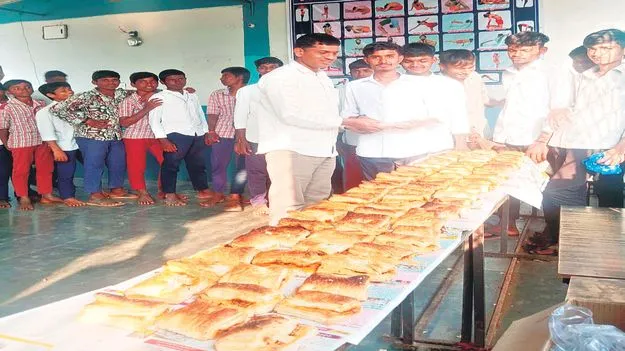 పది విద్యార్థులకు అల్పాహారం అందజేత