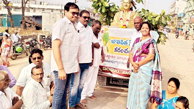 గాంధీకి ఘన నివాళి