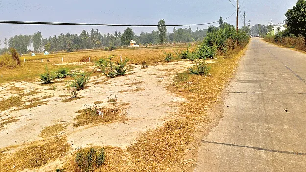 కాలువను కప్పేసి.. 