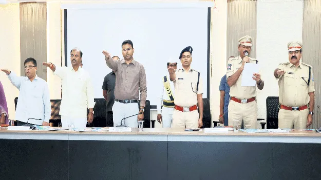 రహదారి నియమాలను తప్పక పాటించాలి