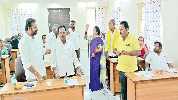 మురుగు డ్రెయిన్‌ గోడ కూలడంపై రగడ