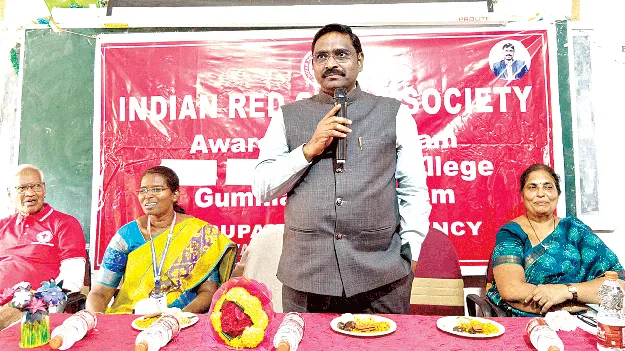 సేవాగుణం అలవరచుకోవాలి: కలెక్టర్‌