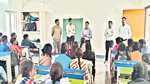 గురుకులాల్లో విద్యా ప్రమాణాలు పెరగాలి