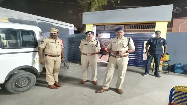 Peddapalli:   సమస్యాత్మక పోలింగ్‌ కేంద్రాలను పరిశీలించిన డీసీపీ