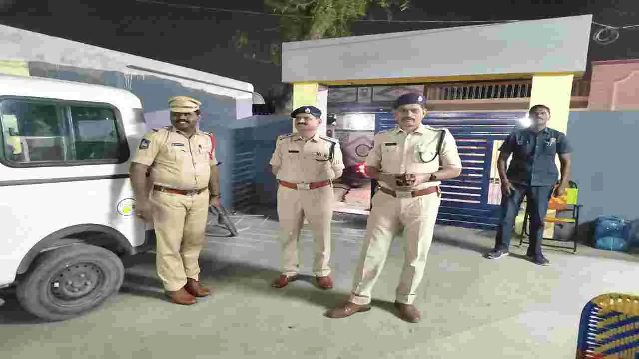 Peddapalli:   సమస్యాత్మక పోలింగ్‌ కేంద్రాలను పరిశీలించిన డీసీపీ