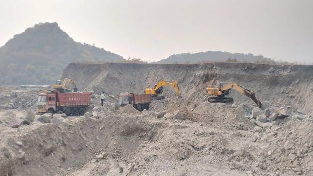  Peddapalli: అక్రమంగా బండరాళ్ల తరలింపు..