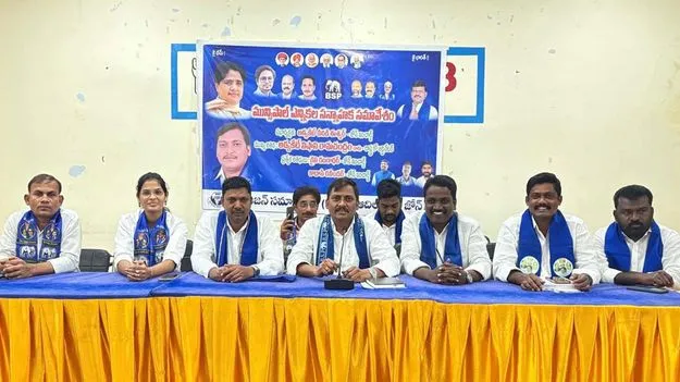 కాంగ్రెస్‌ బీజేపీ అభ్యర్థులకు గుణపాఠం చెప్పాలి